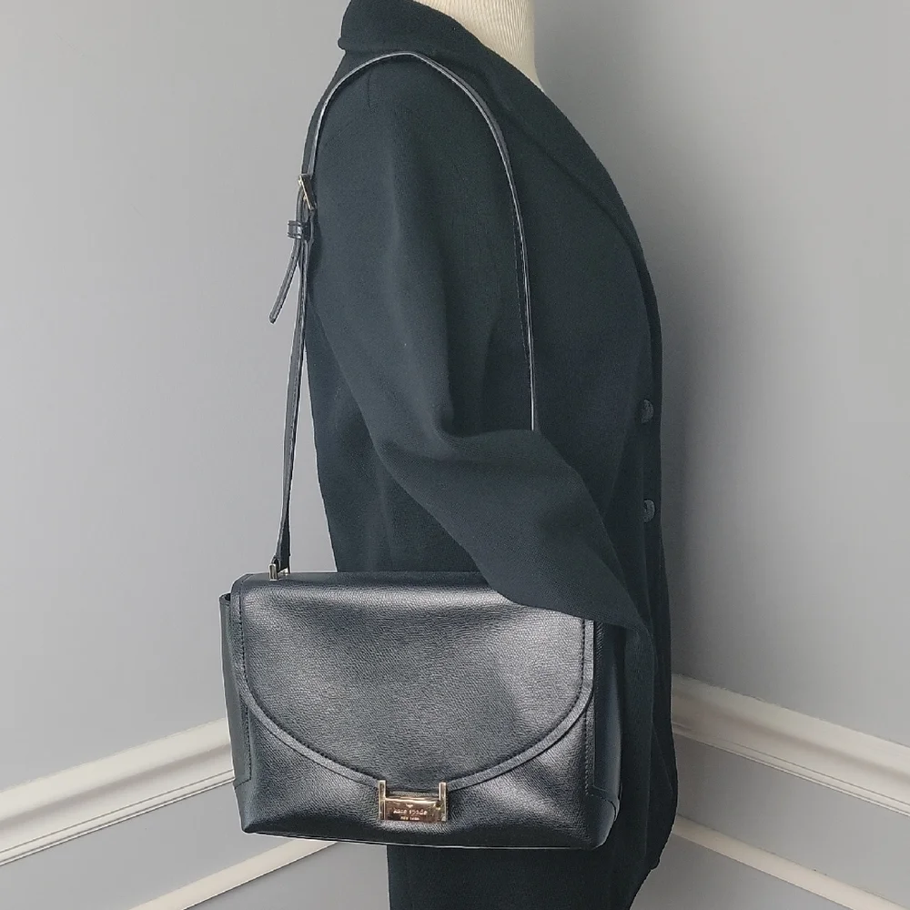 KATE SPADE Black Pebble Grain Single‎ Strap Designer Lock Closure Shoulder Bag